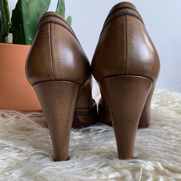 Vintage Prada Pump in Antiqued Tan Leather - Picture 5 of 8